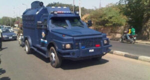 Robbers kill 2 police officers, 2 civilians in bullion van attack
