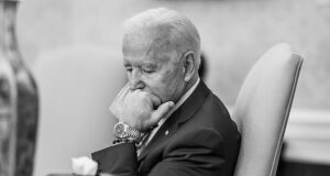 Biden mourns 700,000 Americans lost to COVID-19 Biden