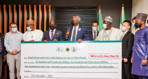 NNPC presents N621.24bn symbolic cheque for 21 roads