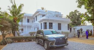 Makinde presents Land Cruiser to ex-Governor Olunloyo Makinde