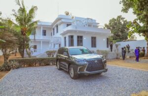 Makinde presents Land Cruiser to ex-Governor Olunloyo Makinde