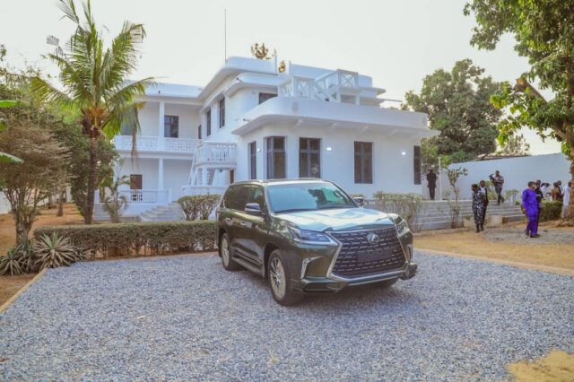 Makinde presents Land Cruiser to ex-Governor Olunloyo Makinde