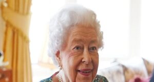 Anxiety as doctors express concerns over Queen’s health Queen