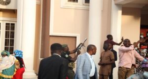 VIDEO: Gunshots as security operatives disperse crowd at Okorocha’s residence Residence