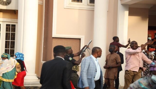 VIDEO: Gunshots as security operatives disperse crowd at Okorocha’s residence Residence