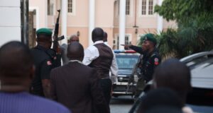 VIDEO: EFCC arrests Okorocha EFCC, Okorocha
