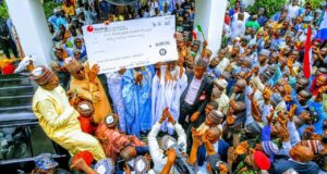 Re-election: 179 groups present N50m cheque for Zulum’s forms Zulum