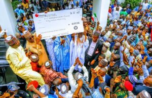 Re-election: 179 groups present N50m cheque for Zulum’s forms Zulum
