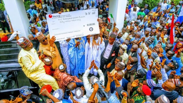Re-election: 179 groups present N50m cheque for Zulum’s forms Zulum