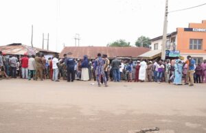 Oyetola, Adeleke’s hometown residents troop out to vote Residents