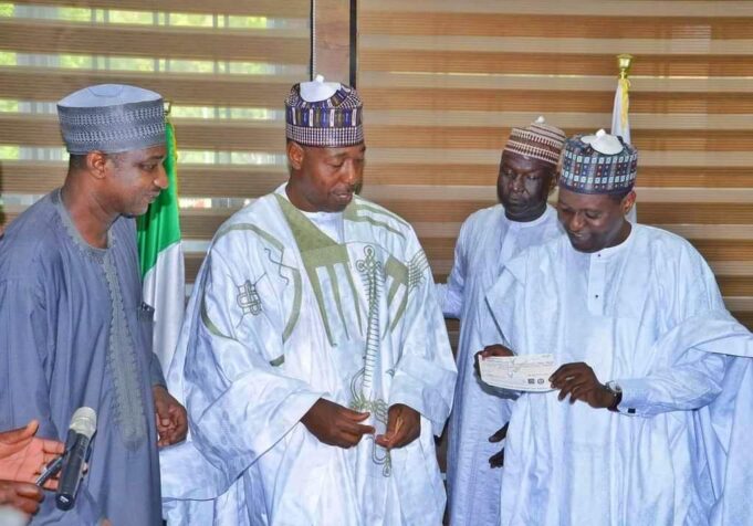 Zulum presenting N100m cheque to UMTH Teaching