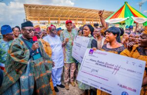 Fayemi presents N20m cash gift to 2 best teachers