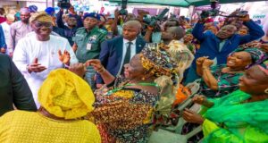 Sanwo-Olu approves business grant for 100 traders in Lagos Sanwo-Olu
