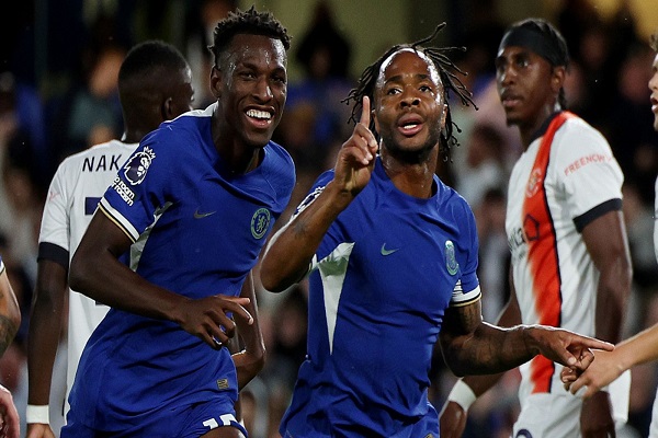 Sterling brilha, Chelsea bate o Luton Town e vence a primeira na