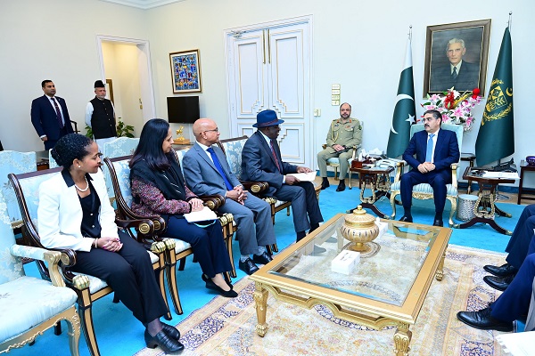 Pakistan PM meets Jonathan-led Commonwealth Observers, vows peaceful poll Pakistan