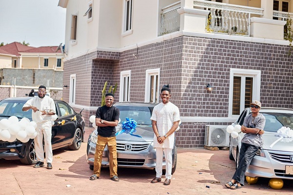 Gospel singer Moses Bliss gifts signees new cars Gospel singer