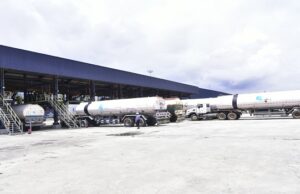 Again, Dangote refinery reduces petrol price to N860/litre Naira-for-crude deal, Dangote refinery, Independent marketers, Petrol pump