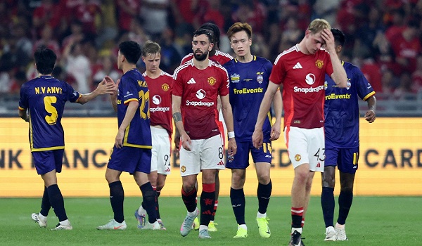 Fans boo Man United after friendly loss in Malaysia Fans