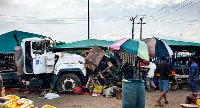 One killed, many injured as truck rams into market on Lagos-Ibadan expressway Truck