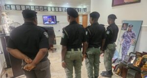 Police arrest 4 officers counting cash in patrol vehicle Cash