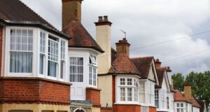 UK house prices rise by over £1,000 House prices