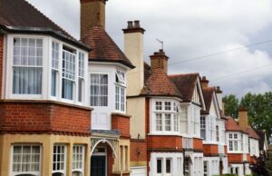 UK house prices rise by over £1,000 House prices