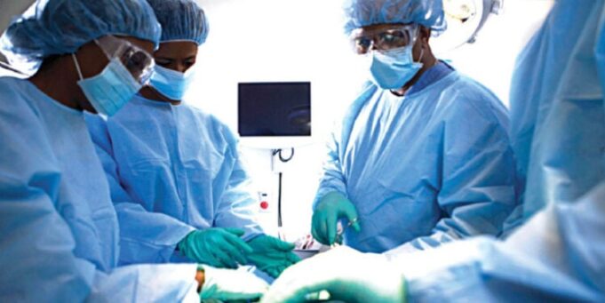 Doctors-in-operation-750x375