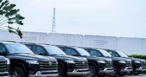 A’Ibom governor presents new SUVs to ex-deputy govs Governor