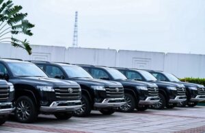 A’Ibom governor presents new SUVs to ex-deputy govs Governor