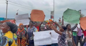 Heavy traffic at Third Mainland Bridge as Oworosonki residents protest demolition Oworosonki