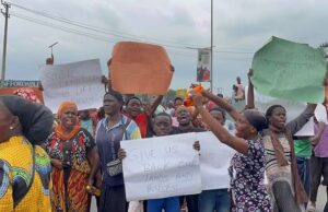Heavy traffic at Third Mainland Bridge as Oworosonki residents protest demolition Oworosonki