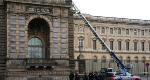 Louvre shut as French police probe robbery in Paris Louvre