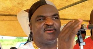 Chaos in Ondo: Hoodlums attack Fuji singer Obesere, cart away bag of money
