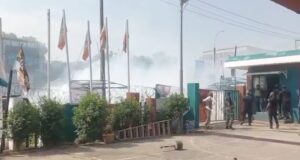 Politicians scamper for safety as police disperse supporters with teargas at PDP secretariat Police