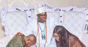 ‘My son returns home’: Ooni hosts Asake, mother at palace Ooni