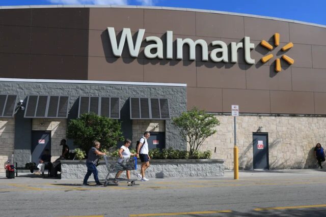 Walmart hits $1trn market capitalisation for first time Walmart