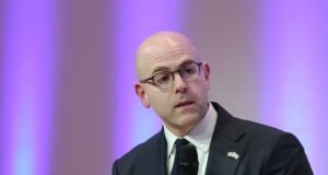Fed Governor resigns as White House Council chairman Governor