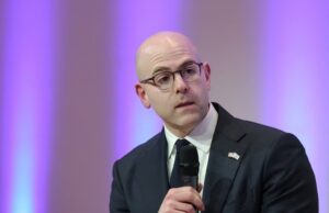 Fed Governor resigns as White House Council chairman Governor