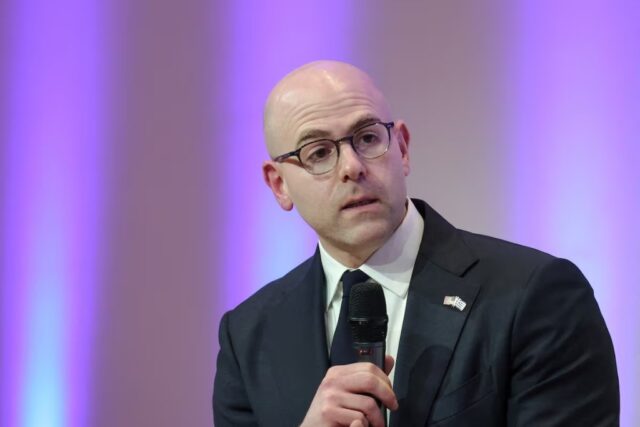 Fed Governor resigns as White House Council chairman Governor