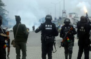Police disperse minibus drivers with tear gas for blocking Lekki-Epe Expressway Police
