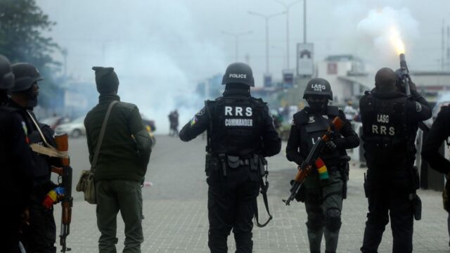 Police disperse minibus drivers with tear gas for blocking Lekki-Epe Expressway Police