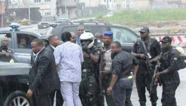 Gunmen attack Amaechi’s convoy, burn ADC office in Rivers