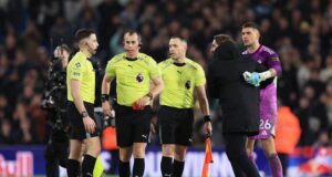 Leeds coach Farke fined, suspended for confronting EPL referee Leeds