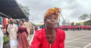 ‘Reward for N100,000’: 74-year-old woman gifts Soludo live fowl at inauguration Fowl