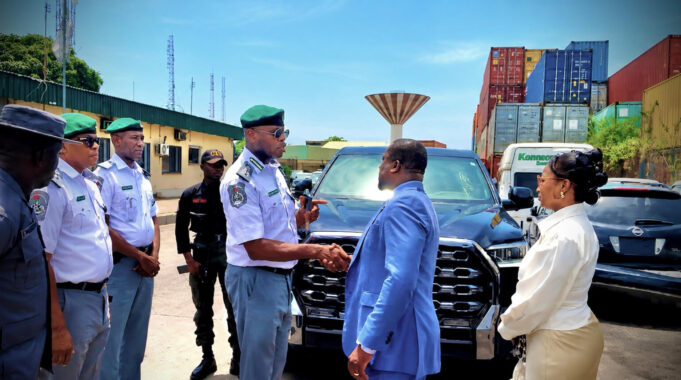 Customs-officicials-1536x856